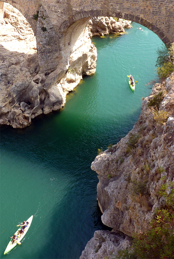 faire du canoe sous le pont du diable dans l herault