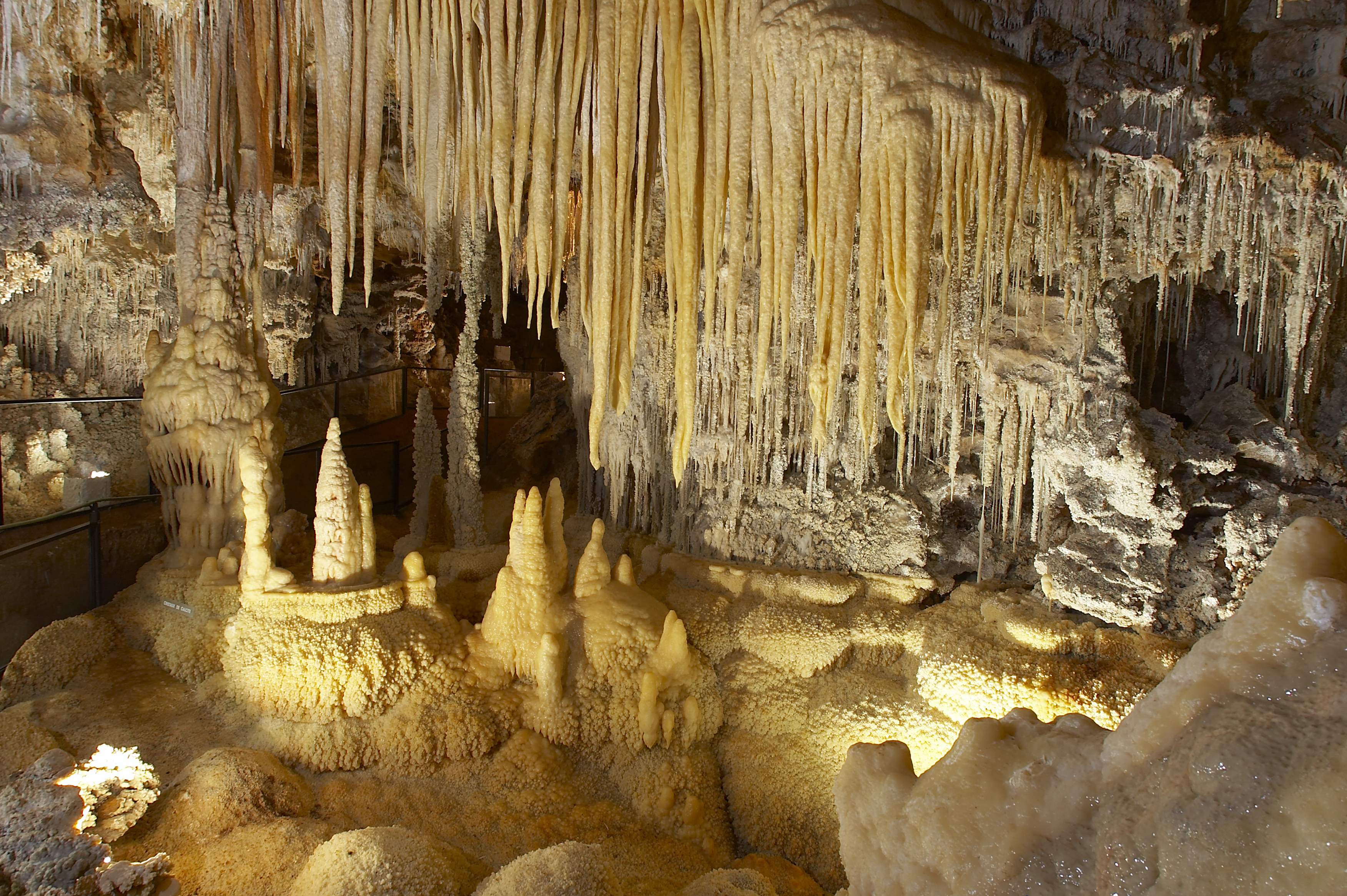 la superbe grotte de clamouse dans l herault et ses concretions