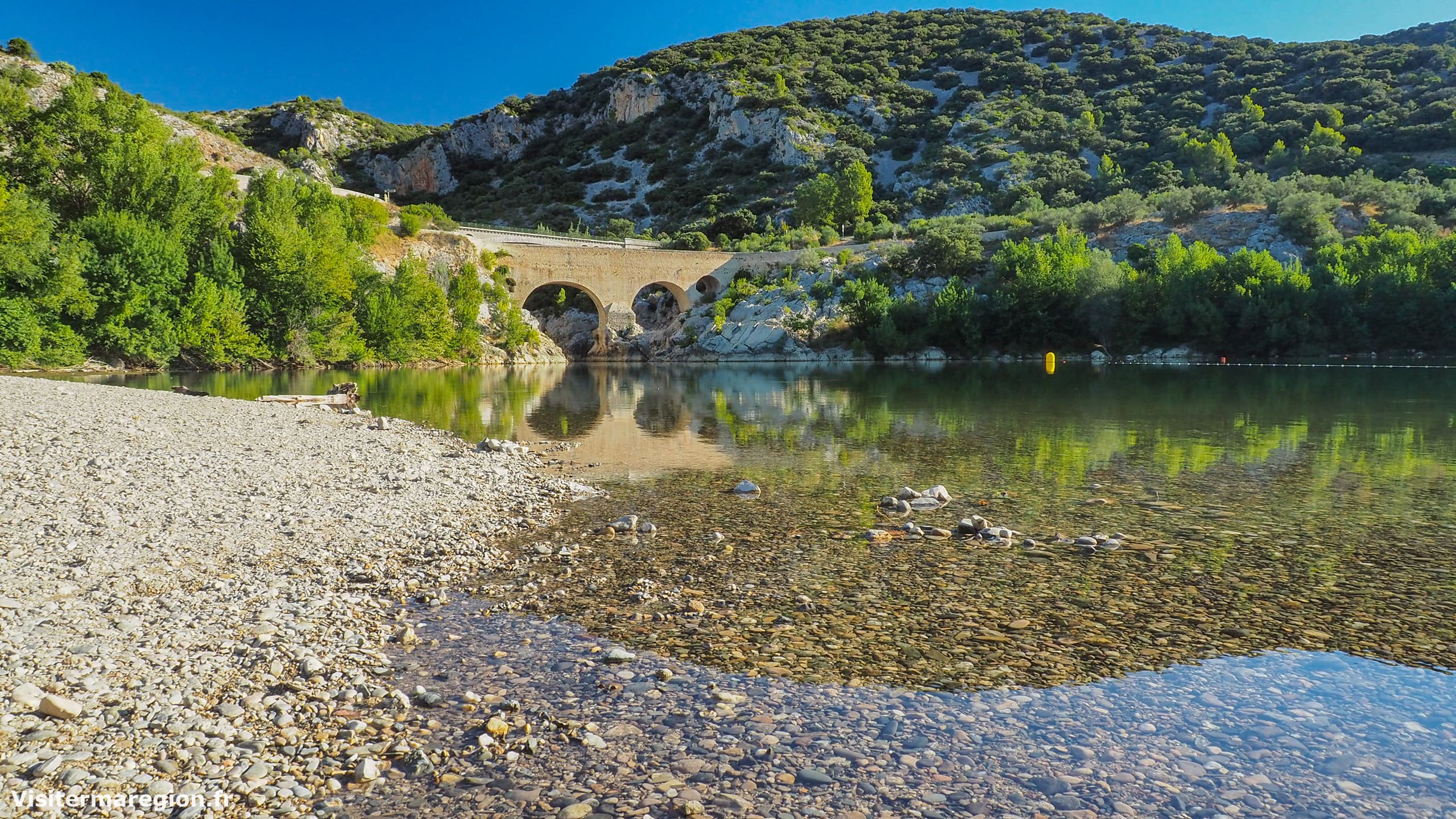 la plage du pont du diable a la sortie des gorges de l herault