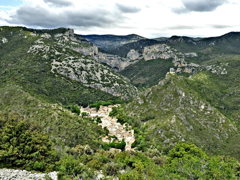 le panorama vers le village classe de saint guilhem le desert a partir du belvedere du berger