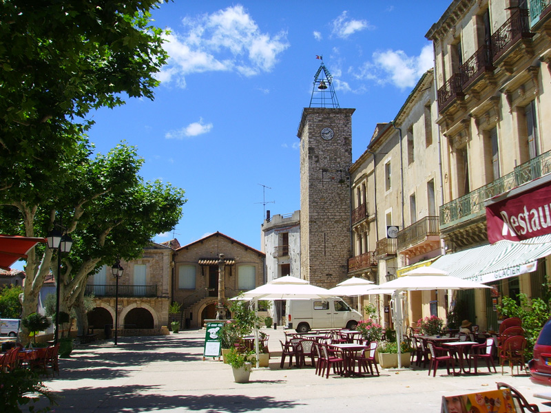 la place typique du village de saint jean de fos aux portes des gorges de l herault