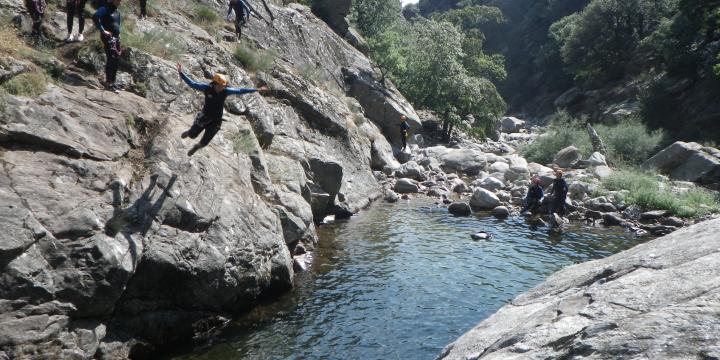 Sauter en canyoning : Analyse des dangers et technique pour réduire les risques