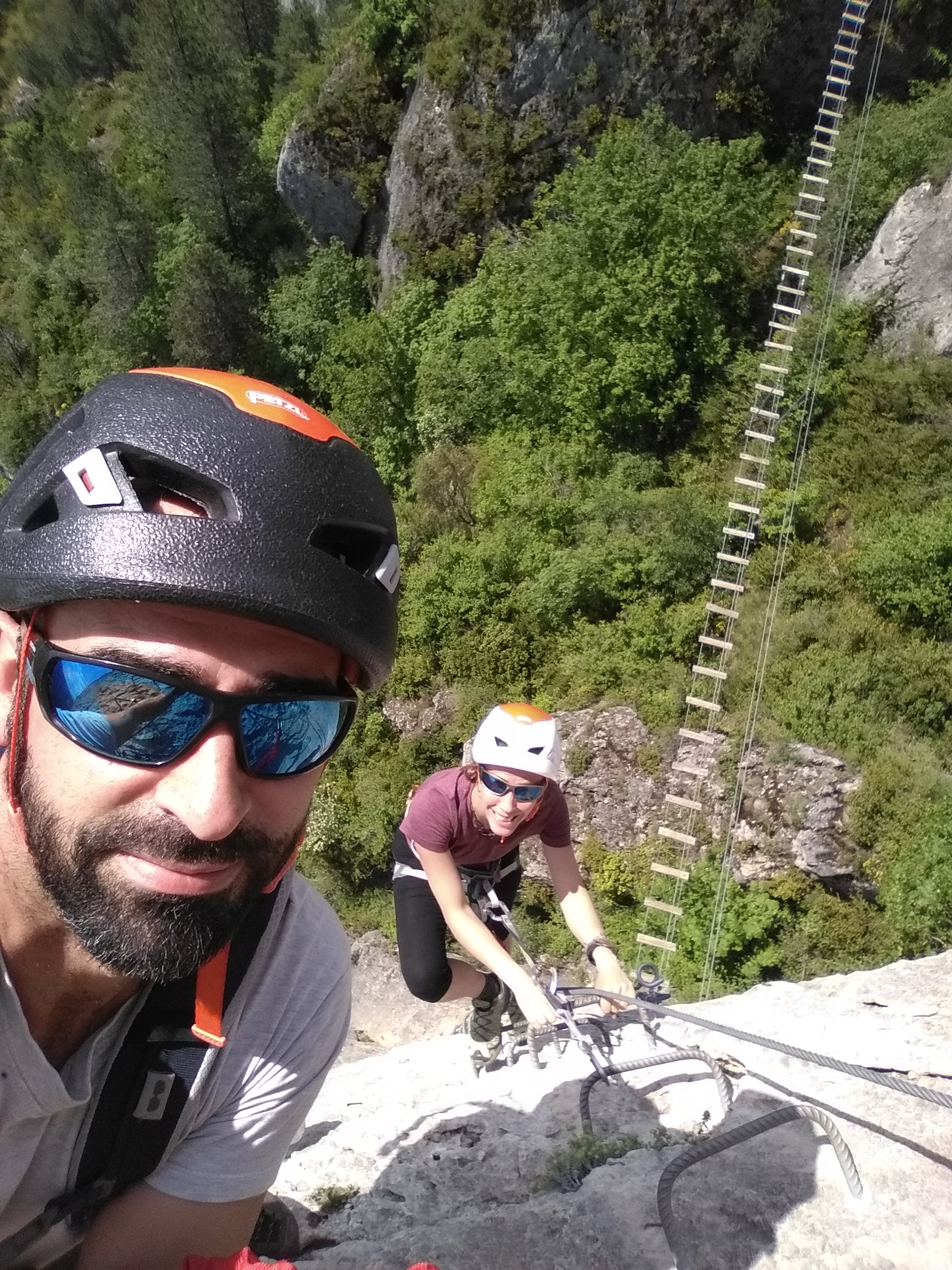 vertige au dessus du vide dans la via ferrata de rochefort en occitanie