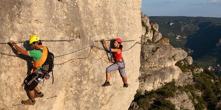 Matériel via ferrata : comment s'équiper pour pratiquer cette activité ?