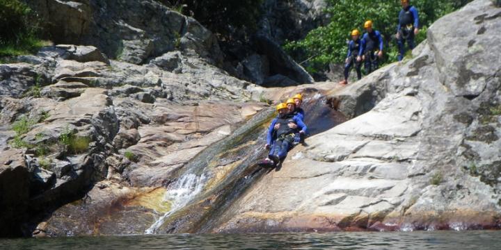 le-canyon-d-initiation-du-rec-grand-dans-le-caroux-une-sortie-de-loisirs-sportifs-en-nature