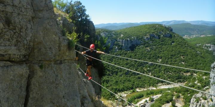 apres midi sportif de vacance sur la via ferrata du thaurac dans l herault